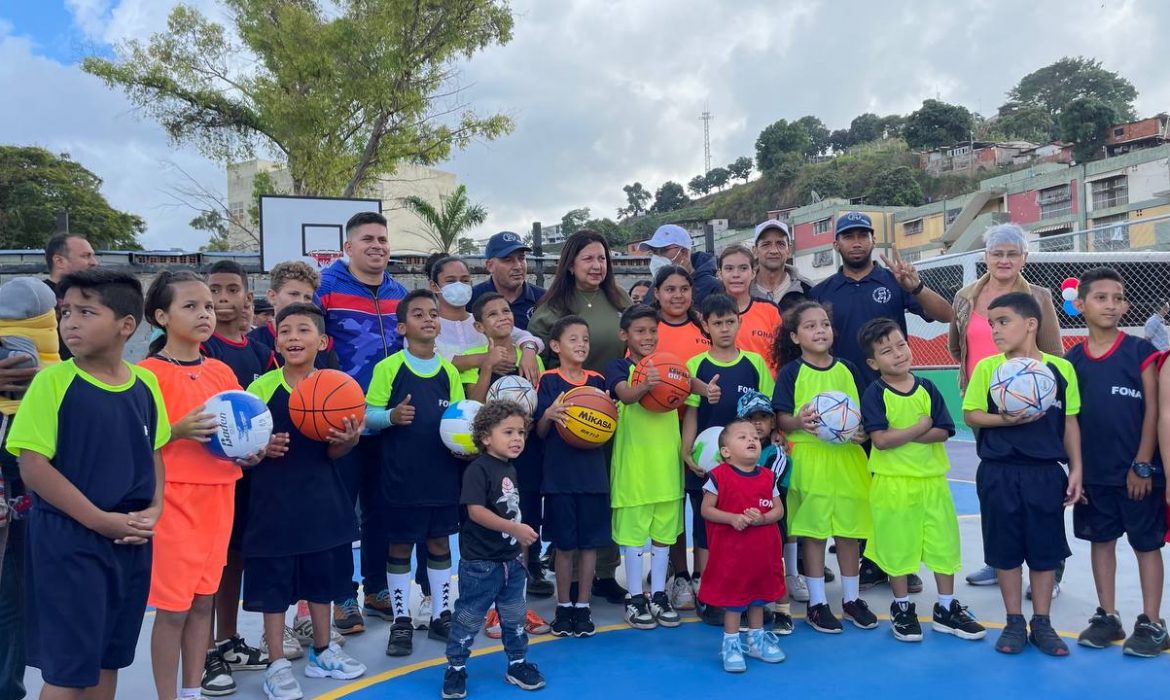 Es rehabilitada la cancha de usos múltiples “Dr. Salvador Allende” en la Parroquia 23 de Enero de Caracas