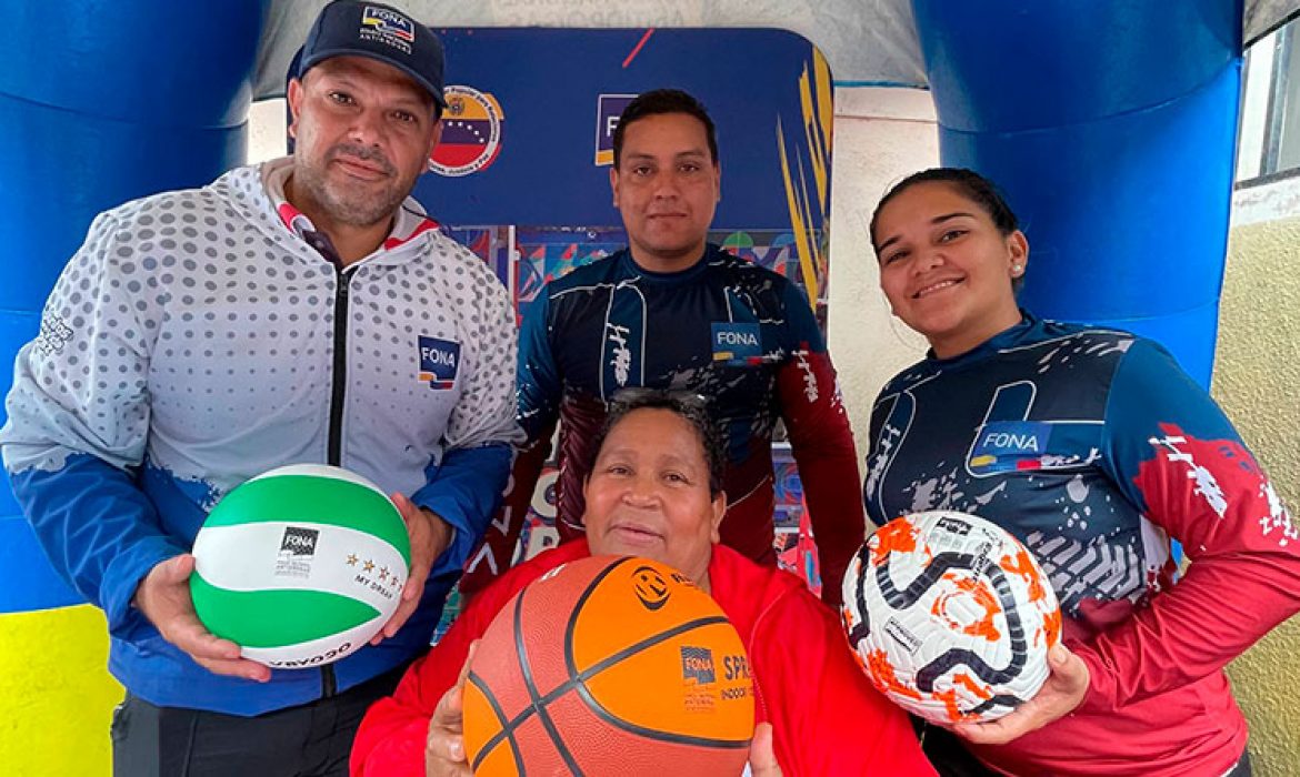 FONA entrega material deportivo a la Comuna “Manuelita Sáenz” para promover la prevención a través del deporte