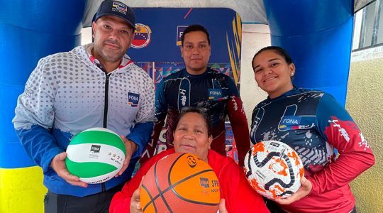 FONA entrega material deportivo a la Comuna “Manuelita Sáenz” para promover la prevención a través del deporte