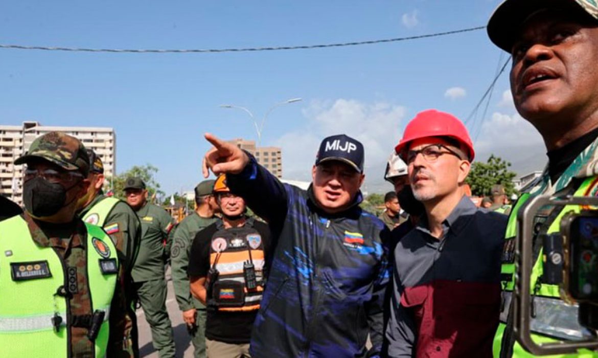 Diosdado Cabello supervisa primera demolición controlada de edificaciones en La Guaira para reanudar búsqueda de víctimas