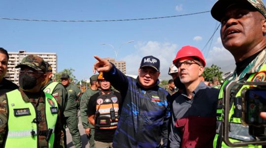 Diosdado Cabello supervisa primera demolición controlada de edificaciones en La Guaira para reanudar búsqueda de víctimas