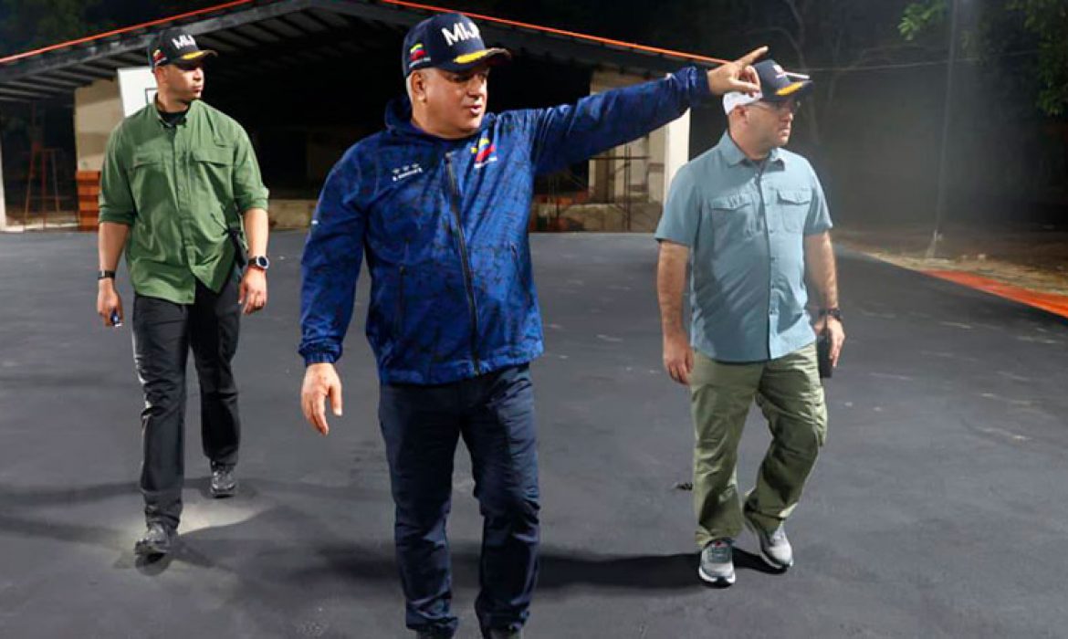 En La Guaira el Capitán Diosdado Cabello supervisa campamento transitorio en la Universidad Simón Bolívar